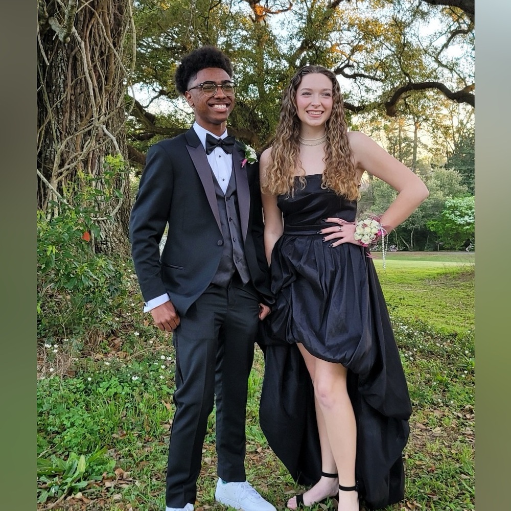 🖤worn twice!
🖤black prom dress!!